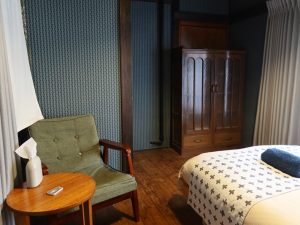 一人用の客室。シンプルだが居心地の良い空間だった