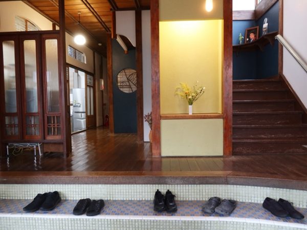 木造３階建てのポルト外観。かつては周辺にもこうした建物が残されていたそうだが、現在はほとんどが失われている