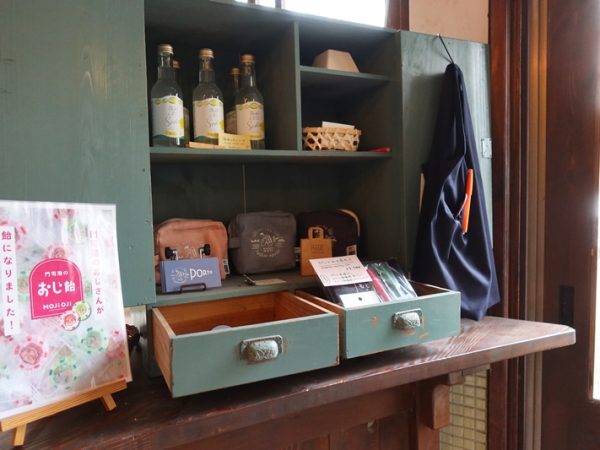 客室は２階にある。中庭に面した窓際には作業スペースが設けられている