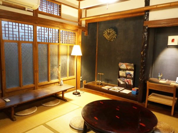 木造３階建てのポルト外観。かつては周辺にもこうした建物が残されていたそうだが、現在はほとんどが失われている