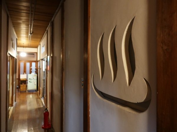 木造３階建てのポルト外観。かつては周辺にもこうした建物が残されていたそうだが、現在はほとんどが失われている