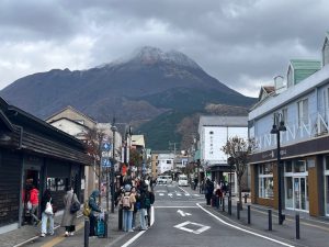 駅を出ると、正面に由布岳を望む