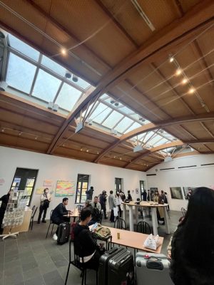 駅を出ると、正面に由布岳を望む