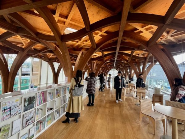 梁や柱が緩やかな曲線を描き、まるで森にいるような空間