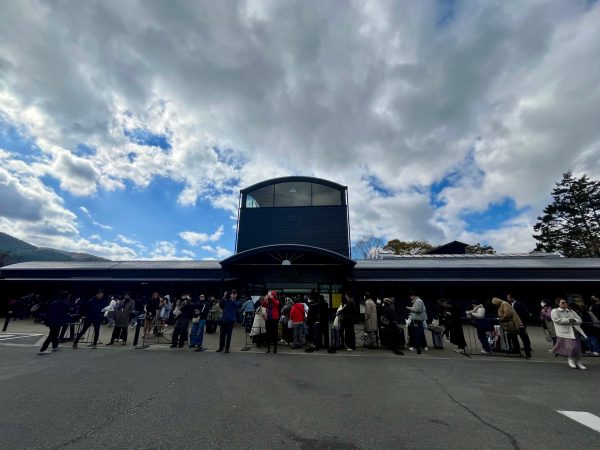 駅を出ると、正面に由布岳を望む