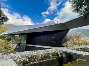 中庭を挟んで増築された展示エリア