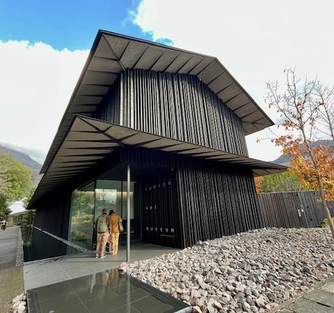 中庭を挟んで増築された展示エリア