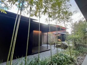 1棟貸しの庭付き温泉別邸「COMICO ART HOUSE YUFUIN」を併設