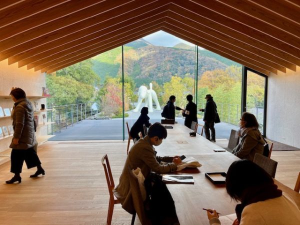 中庭を挟んで増築された展示エリア