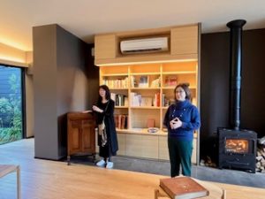 松岡恭子さん(右)と桑野和泉さんは長年の友人だった