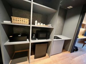 各部屋にキッチンが備わっていて、買ってきたものを調理したり温めたりして食べられる