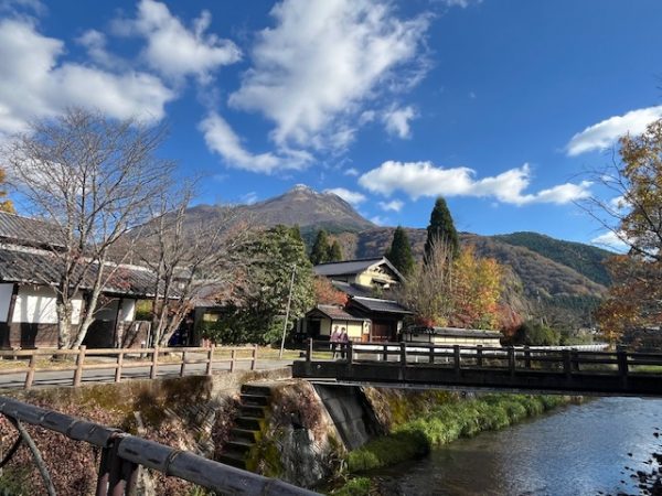 由布院のシンボルとなっている由布岳。標高1583mで、東と西に2つの峰がある