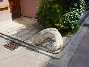 京都の住宅街を歩くと家の角に置かれている石があります。「いけず石」と呼ばれるその石のことを調べてみました。他にも家の角に置かれる石は富田林市にもみられます。沖縄にもみられますが、こちらは意味が違うようです。