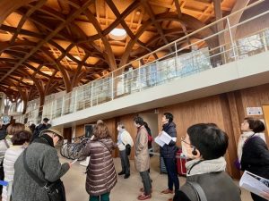 右手のスロープで2階に上がる