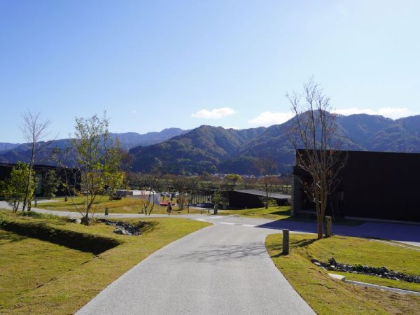 歓宿縁 ESHIKOTOからの永平寺がある山の眺め