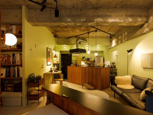 室内に斜めの線を入れることで空間を大きく変えた「感性を解き放つ、45°の秩序」。写真も印象的