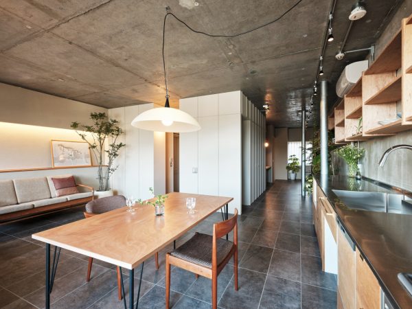 日本の集合住宅に多い田の字型の間取りを大きく変えた作品「廊下が主役の家」。暗い、風通しの悪い家を変えたいと思った時に参考になるはずだ