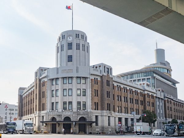 「KIITO（きいと）」の愛称で親しまれる「デザイン・クリエイティブセンター神戸」。【左上】モダンなデザインが残る外観【右上】1階北玄関はフロアタイルや手すり部分は昔のまま使われている【左下】普段非公開のエレベーターの昇降機機工。現在は使用されていないが、そのままの状態で保管されている【右下】現在稼働するエレベーター出入口。ドアまわりの装飾や階数表示の装飾は昔のまま