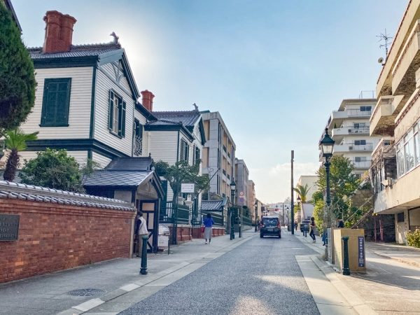 北野町の異人館街を東西に貫く「山本通」