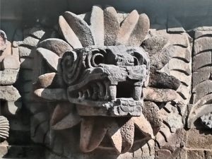 羽毛の蛇ピラミッドから出土したケツァルコアトルの石彫