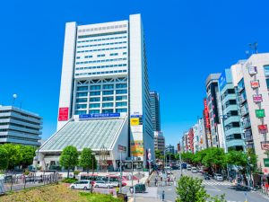 再開発が停止している中野サンプラザ。原因は建設費の急騰である。野村不動産は事業費を2639億円と見込んでいたが、人件費や資材費の高騰で900億円以上の増加が予想されるため、施行認可申請を取り下げ、中野区は計画の見直しを表明した。 