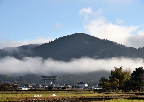 三輪山の名は、麻糸が三輪（巻）だけ残っていたからとされる。鍵穴を麻糸がすり抜けた伝説は蛇を示唆しているようだ