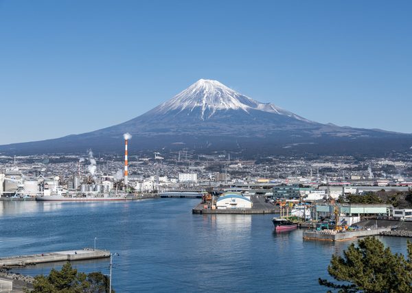 田子の浦からみる富士山は、百人一首にも詠まれている