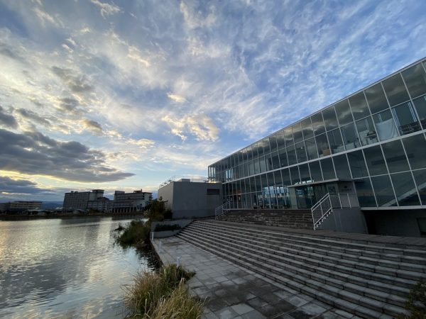 「美術館の名手」と呼ばれ、2024年12月16日に亡くなった谷口吉生氏の設計による「加賀片山津温泉 総湯」（写真：宮沢洋）