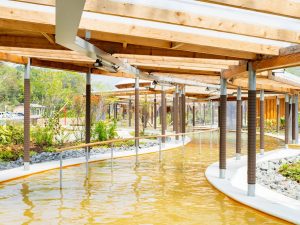 往復で100mの歩行浴（水着着用）（写真提供：クアパーク長湯）