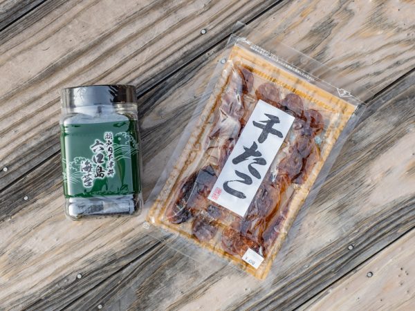 下津井の名産であるノリ（左）と干しタコ（右）