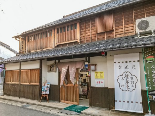 下津井の名産であるノリ（左）と干しタコ（右）