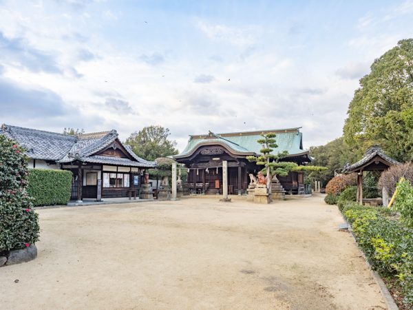 下津井の名産であるノリ（左）と干しタコ（右）