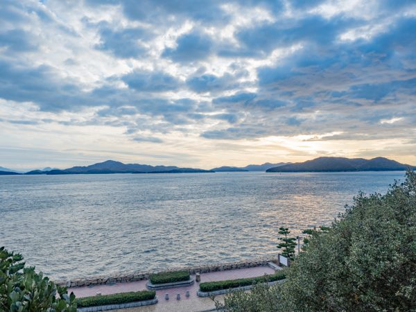 下津井の名産であるノリ（左）と干しタコ（右）