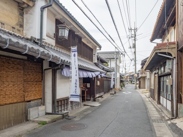 下津井漁港の様子。背後に見えるのは瀬戸大橋