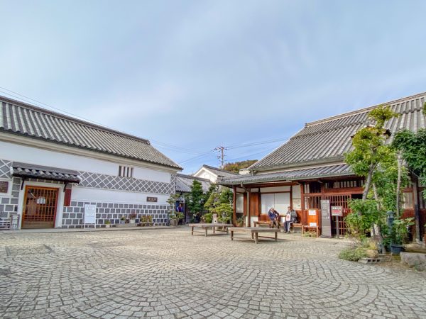 下津井漁港の様子。背後に見えるのは瀬戸大橋