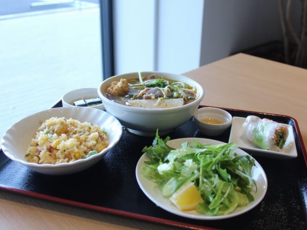 「STATION Ai」のブランドカラー（レインボー）をまとったレインボーツリーやサイネージが出迎えてくれる