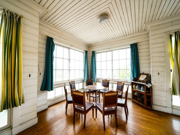 １階。こうした広々とした空間があるため、記念日で人が集まるなどの用途にも十分対応できる