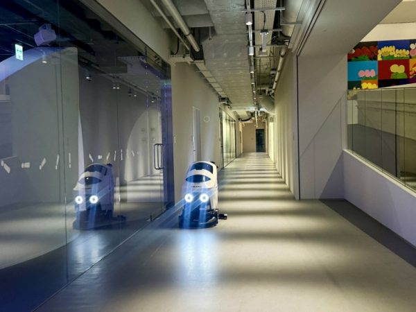 中心のスロープで北側と南側の建物がつながる構造。半階ずつ階層が上がるため、上下階が見渡しやすい（画像提供／STATION Ai）