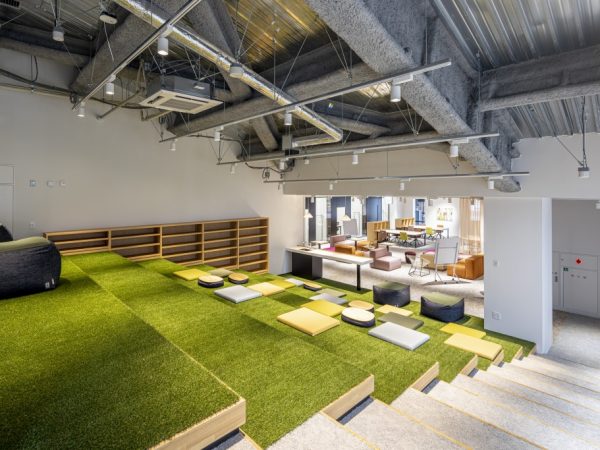 中心のスロープで北側と南側の建物がつながる構造。半階ずつ階層が上がるため、上下階が見渡しやすい（画像提供／STATION Ai）