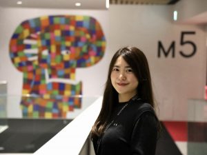 STATION Ai株式会社 経営企画部の大谷加玲さん。「一般利用ができるオープンイノベーション施設はとても希少です。今年、ルーフトップにバーができますので、ぜひ夜景を楽しみに来てください」（画像提供／STATION Ai）