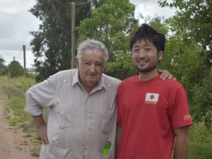 世界を旅する坂本さんと、ウルグアイの元大統領ホセ・ムヒカさんとのツーショット。真の幸せを追求する姿勢で知られ、「世界一貧しい大統領」としても有名な人物だ。坂本さんはホセ・ムヒカさんとの出会いで、その後の人生に影響を受けたそうだ（画像提供：坂本さん）