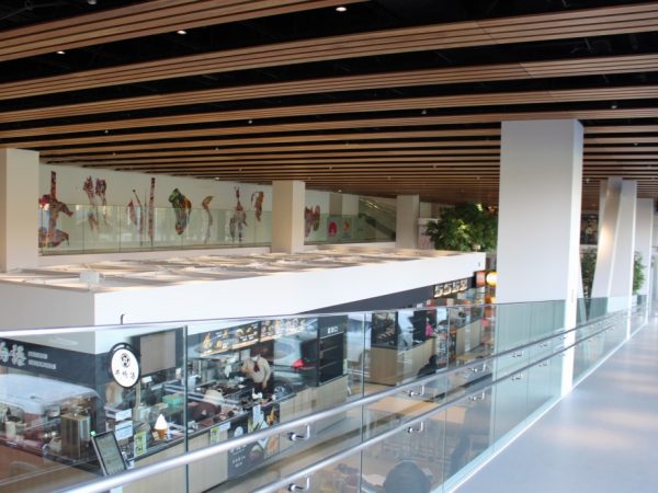 「STATION Ai」のブランドカラー（レインボー）をまとったレインボーツリーやサイネージが出迎えてくれる