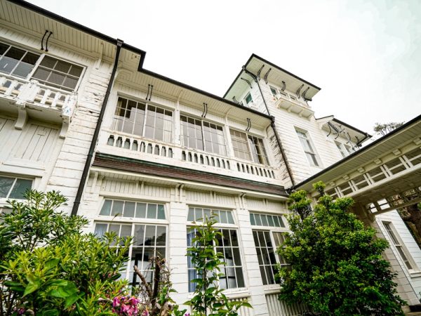 その昔の別邸の姿。十字架があることからすでに孝女会の所有になっていたと思われるが、建物全体の堂々とした感じがよく分かる（写真提供/NPO法人葉山環境文化デザイン集団）