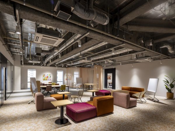 開放的なコワーキングスペース。パレットやボックス型のオリジナル家具が置かれ、移動も自在。好きな場所で重ねてテーブルやチェアに（画像提供／STATION Ai）