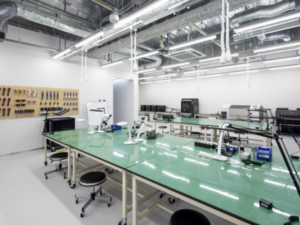 開放的なコワーキングスペース。パレットやボックス型のオリジナル家具が置かれ、移動も自在。好きな場所で重ねてテーブルやチェアに（画像提供／STATION Ai）