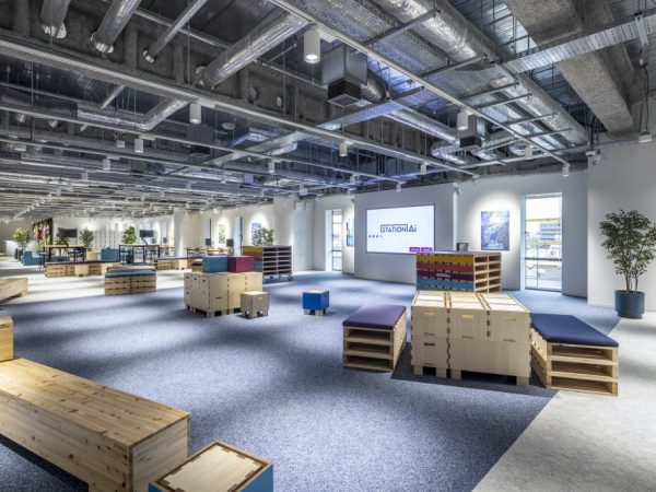 開放的なコワーキングスペース。パレットやボックス型のオリジナル家具が置かれ、移動も自在。好きな場所で重ねてテーブルやチェアに（画像提供／STATION Ai）