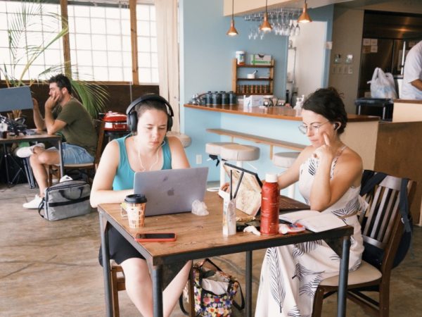 外国人デジタルノマドたちによるコワーキング「SALT」での作業風景（画像提供：遊行）