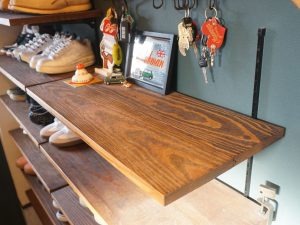 玄関で棚として再利用された床材