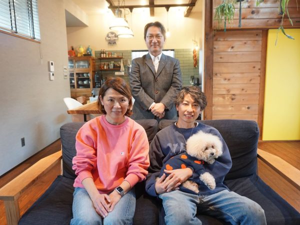 施主のHさん夫妻（手前）とリノクラフト株式会社代表取締役 今泉幸崇さん（奥）