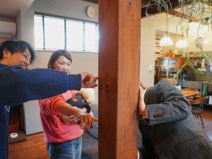 柱にある売主家族の背丈の記録をみんなで覗く